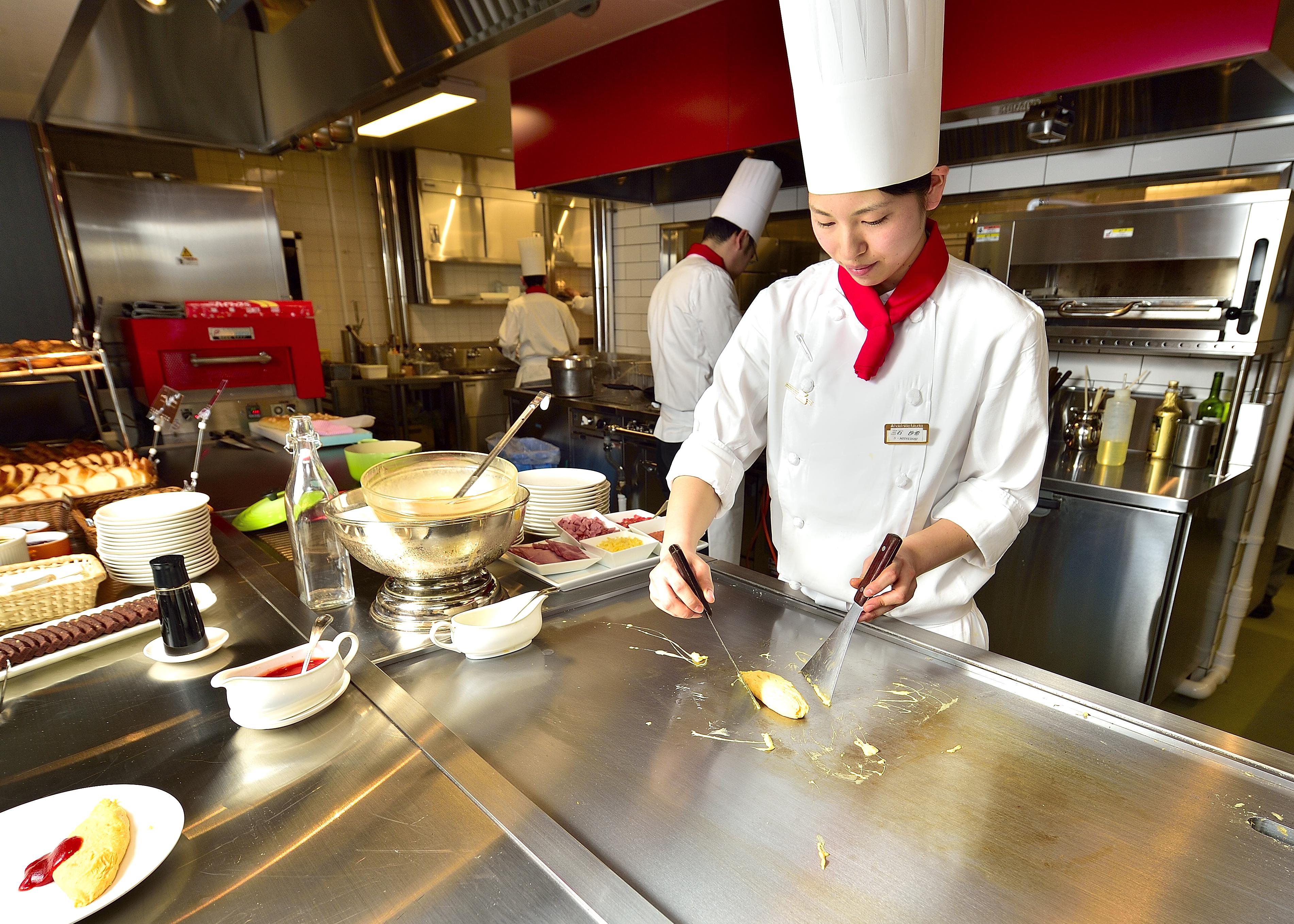 Hotel Nikko Fukuoka Exteriér fotografie A student working in the kitchen